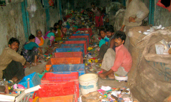 Indien slum plast ortering