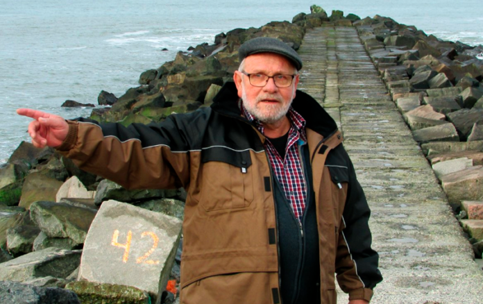 env Bjarne Hansen peger