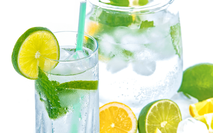 natur vand glas citron