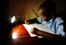 Off-grid: Flere og flere i Afrika får strøm fra små solceller