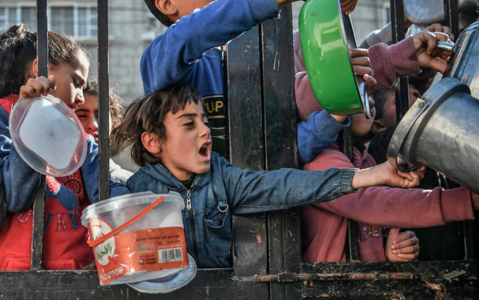 vand børn i Gaza