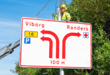 Første store færdselstavle i hamp sat op i Randers