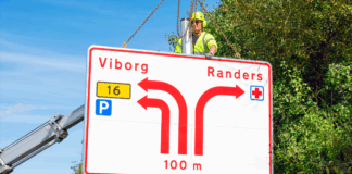 Første store færdselstavle i hamp sat op i Randers